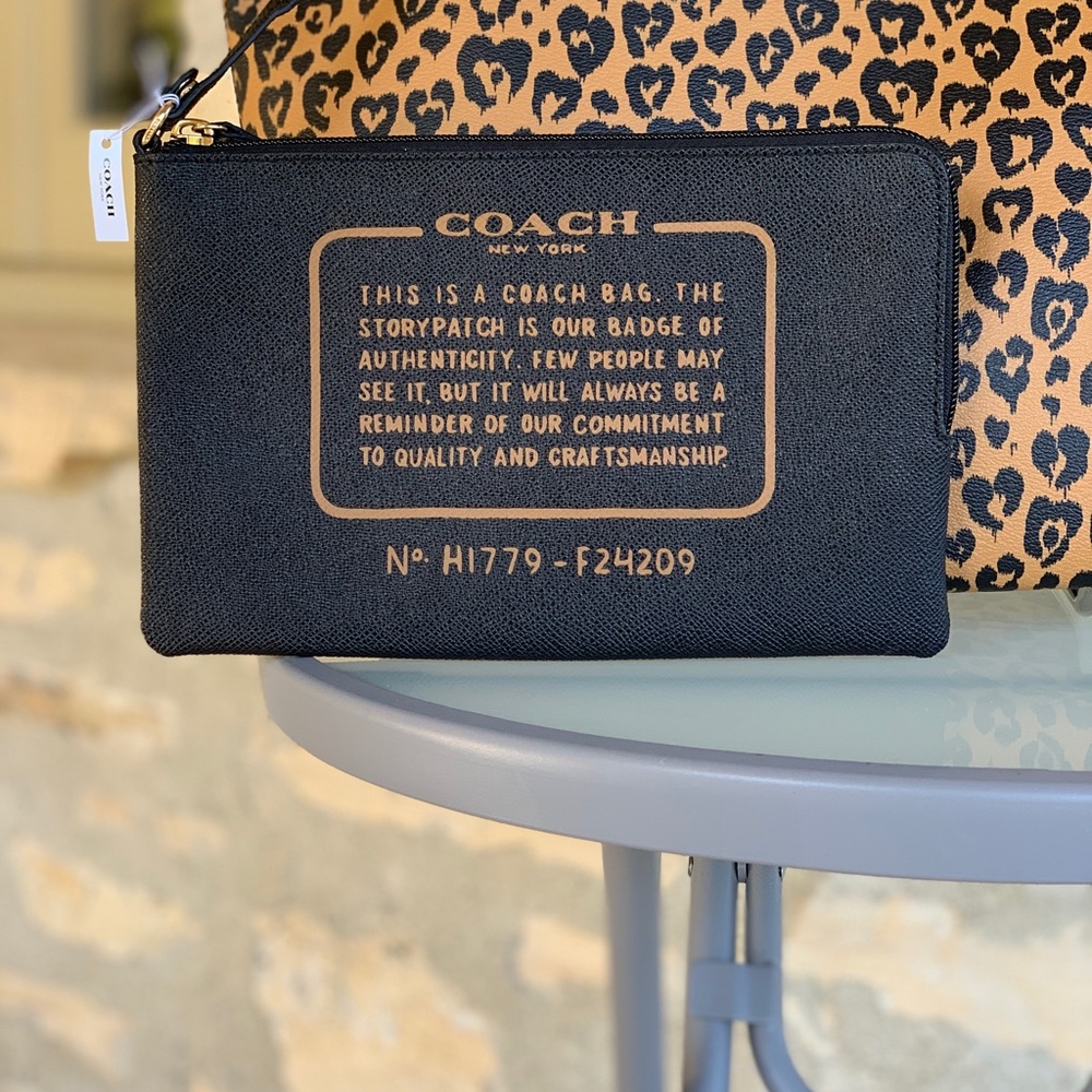 Nwt Coach wild Heart reversible Tote&wristlet - Picture 2 of 6